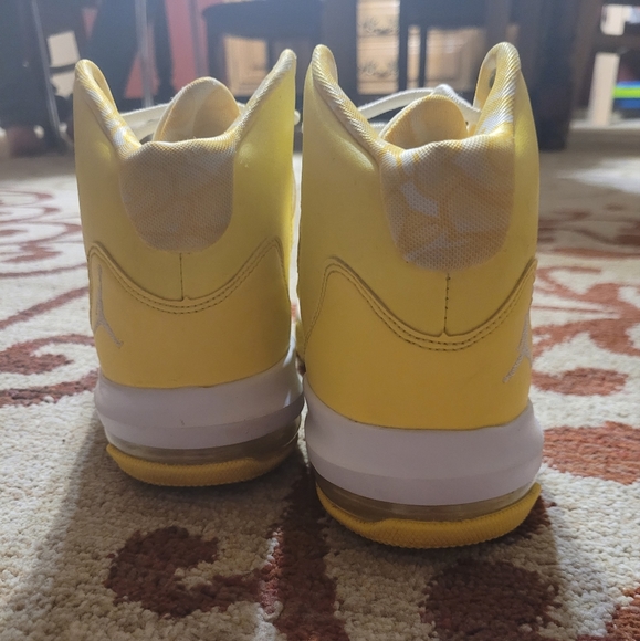 Jordan max aura yellow no box but will put in a different box a little beat - Picture 2 of 5
